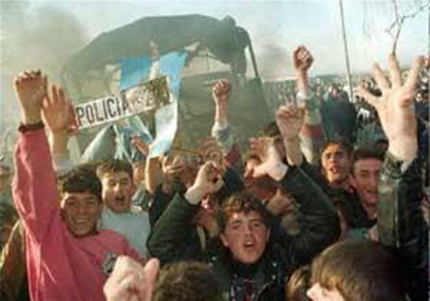 Αλβανία 1997:Η εξέγερση των πυραμίδων, η σύγκρουση βορρά-νότου και η λεηλασία των αποθηκών του Στρατού - Φωτογραφία 2