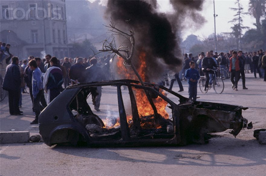 Αλβανία 1997:Η εξέγερση των πυραμίδων, η σύγκρουση βορρά-νότου και η λεηλασία των αποθηκών του Στρατού - Φωτογραφία 5