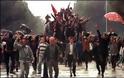 Αλβανία 1997:Η εξέγερση των πυραμίδων, η σύγκρουση βορρά-νότου και η λεηλασία των αποθηκών του Στρατού - Φωτογραφία 12