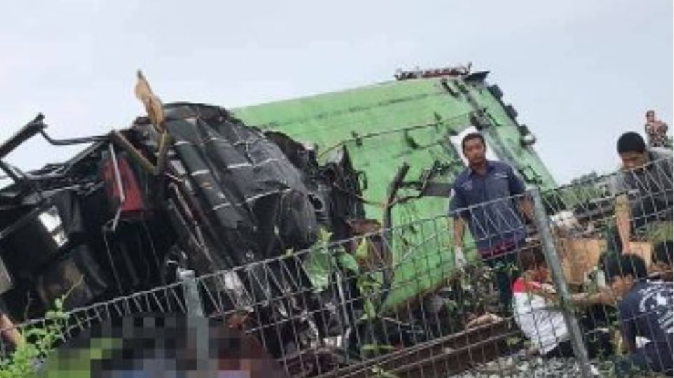 Τρομακτικό δυστύχημα στην Ταϊλάνδη: Λεωφορείο συγκρούστηκε με τρένο - Τουλάχιστον 17 νεκροί - Φωτογραφία 1