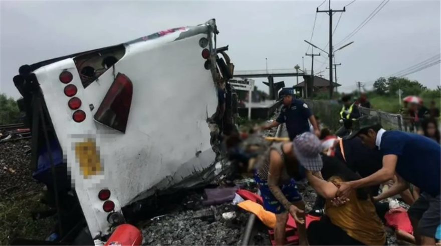 Τρομακτικό δυστύχημα στην Ταϊλάνδη: Λεωφορείο συγκρούστηκε με τρένο - Τουλάχιστον 17 νεκροί - Φωτογραφία 3