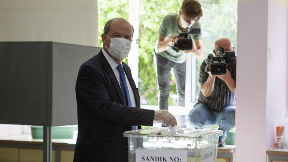 «Εκλογές» στα κατεχόμενα: Ερσίν Τατάρ και Μουσταφά Ακιντζί πέρασαν στο δεύτερο γύρο - Φωτογραφία 1