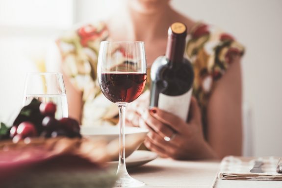 Μπορεί το λάθος ποτήρι να σε κάνει να πιεις παραπάνω κρασί; - Φωτογραφία 1