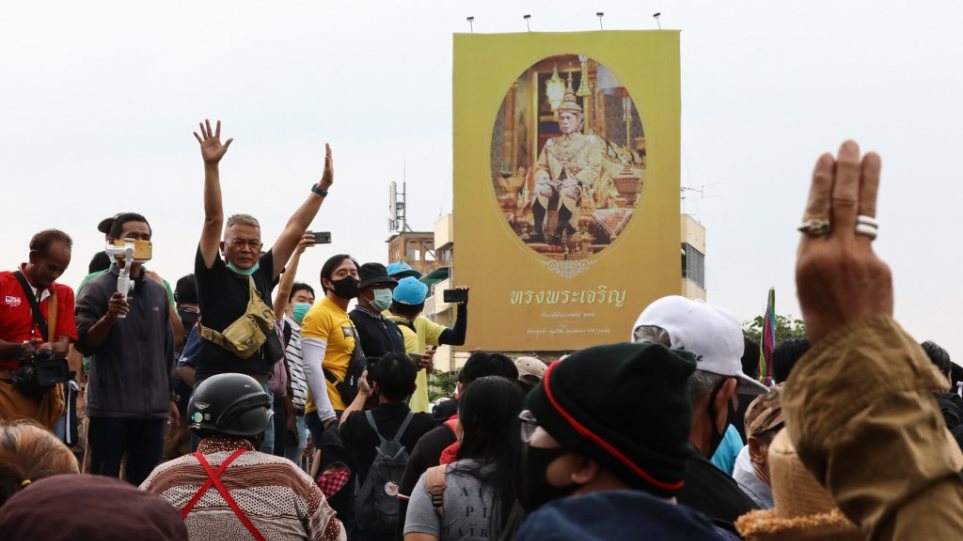 Ταϊλάνδη: Αντικυβερνητικοί διαδηλωτές επιτέθηκαν στην αυτοκινητοπομπή του βασιλιά - Φωτογραφία 1