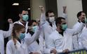 Χάος στο ΕΣΥ: Μετακινούν προσωπικό, κόβουν-ράβουν στις ΜΕΘ - Ξεσηκώθηκαν χιλιάδες γιατροί - Φωτογραφία 2
