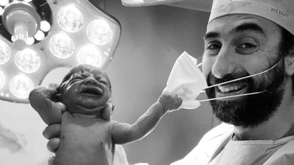 Η φωτο του 2020: Νεογέννητο τραβά τη μάσκα του γιατρού - Φωτογραφία 1