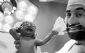 Η φωτο του 2020: Νεογέννητο τραβά τη μάσκα του γιατρού