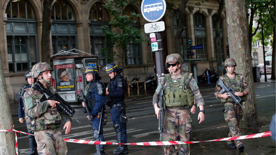 Τρομοκρατική επίθεση στο Παρίσι: Ένοπλος αποκεφάλισε άντρα φωνάζοντας «Αλλάχου Ακμπάρ» - Φωτογραφία 1