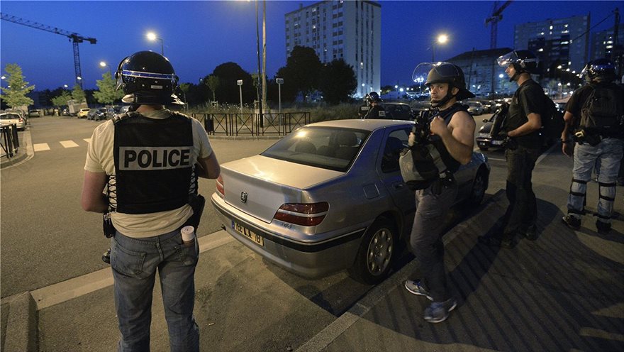 Τρομοκρατική επίθεση στο Παρίσι: Ένοπλος αποκεφάλισε άντρα φωνάζοντας «Αλλάχου Ακμπάρ» - Φωτογραφία 2
