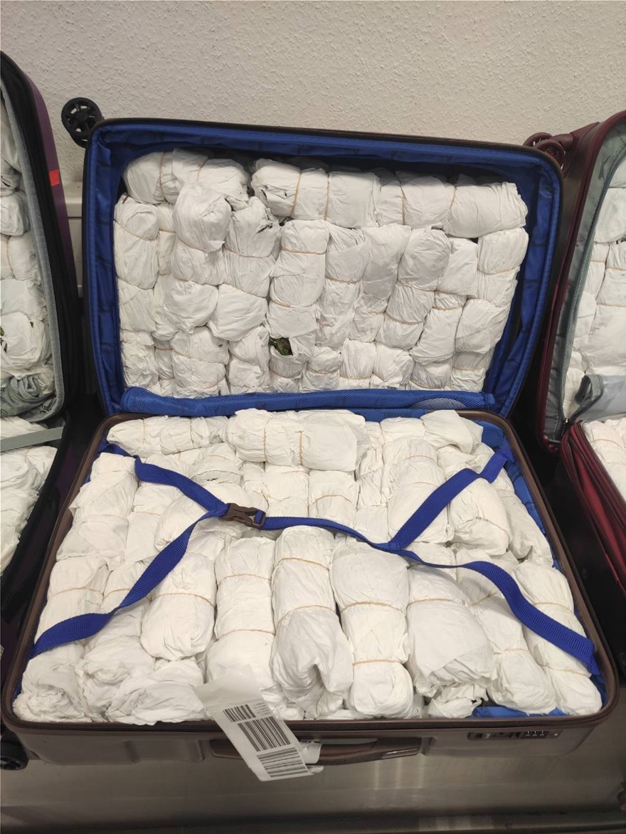 Ελ. Βενιζέλος: Αλλοδαποί προσπάθησαν να περάσουν 100 κιλά ναρκωτικών σε βαλίτσες - Φωτογραφία 2