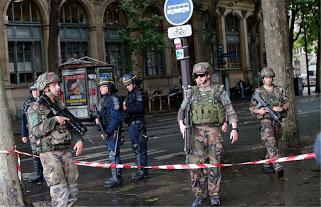 Ο τρόμος επέστρεψε στο Παρίσι: 18χρονος Τσετσένος αποκεφάλισε καθηγητή για τα σκίτσα του Μωάμεθ....εντοπίστηκε από τη γαλλική αντιτρομοκρατική και δέχθηκε τουλάχιστον 10 σφαίρες από τους αστυνομικούς - Φωτογραφία 1