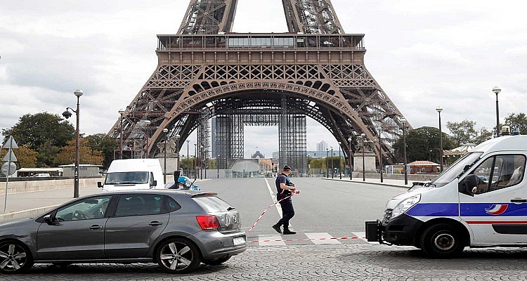Τρομοκρατική επίθεση στο Παρίσι: Αποκεφάλισε εκπαιδευτικό φωνάζοντας Αλλάχου Ακμπάρ - Φωτογραφία 1