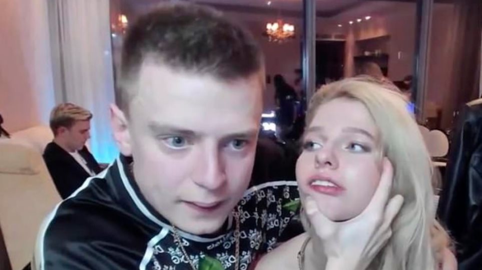 Ρωσία: YouTuber έσπασε στο ξύλο την φίλη του σε live streaming - Φωτογραφία 1