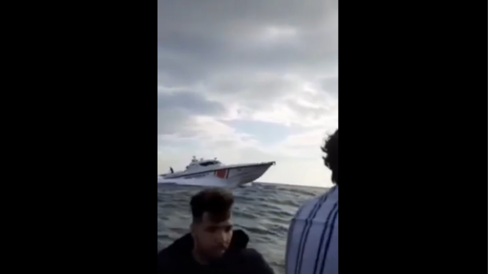 Τούρκικο σκάφος καταδιώκει μετανάστες που κατευθύνονται προς τα ελληνικά παράλια - Bίντεο - Φωτογραφία 1