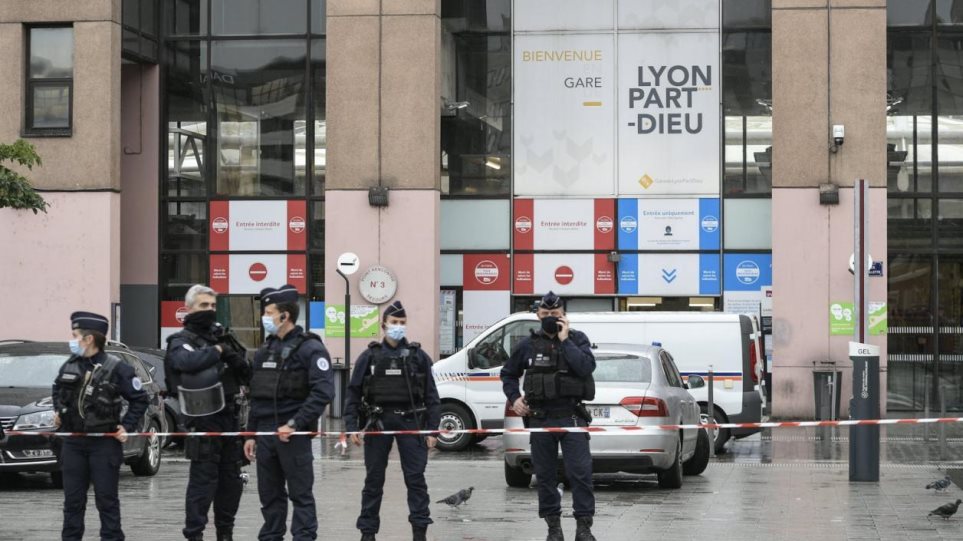 Γαλλία: Γυναίκα απειλούσε να ανατιναχθεί στον σταθμό της Λυόν, φωνάζοντας «Αλλάχου Ακμπάρ» - Φωτογραφία 1