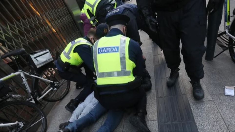 Ιρλανδία: Συνελήφθησαν διαδηλωτές κατά των μέτρων στο Δουβλίνο - Φωτογραφία 1