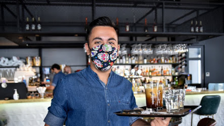 Υποχρεωτική χρήση μάσκας: Πώς θα την φοράμε σε καφέ, μπαρ και εστιατόρια - Φωτογραφία 1