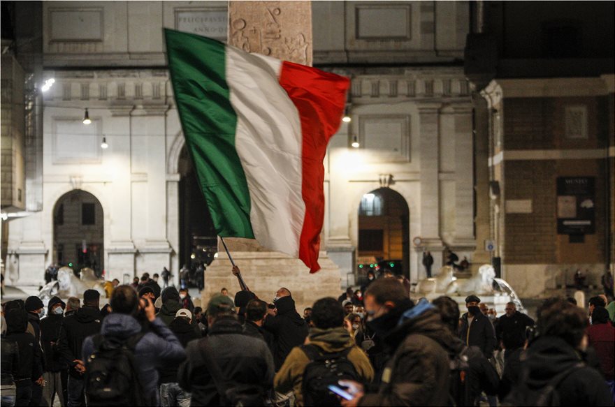 Ιταλία: Επεισόδια στο κέντρο της Ρώμης από ακροδεξιούς για την απαγόρευση κυκλοφορίας - Φωτογραφία 3