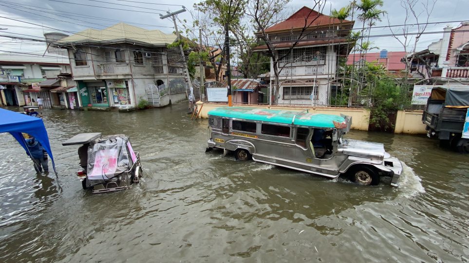 «Σάρωσε» τις Φιλιππίνες ο τυφώνας Μολάβε - Φωτογραφία 1