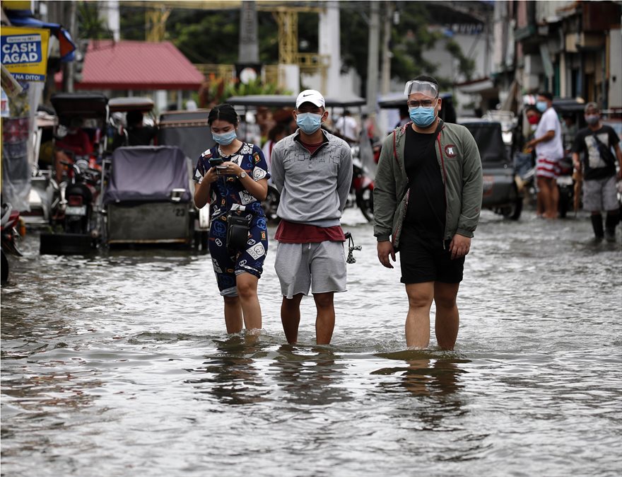 «Σάρωσε» τις Φιλιππίνες ο τυφώνας Μολάβε - Φωτογραφία 4