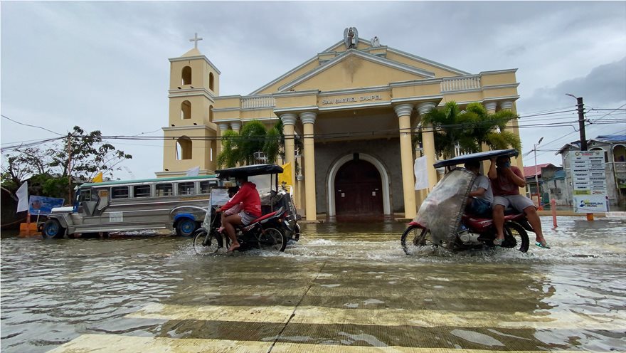 «Σάρωσε» τις Φιλιππίνες ο τυφώνας Μολάβε - Φωτογραφία 7