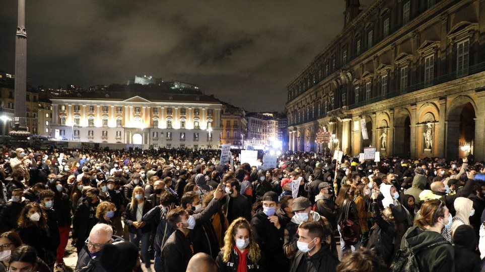 Επεισόδια σε Τορίνο και Μιλάνο σε διαδηλώσεις κατά των περιοριστικών μέτρων - Φωτογραφία 1