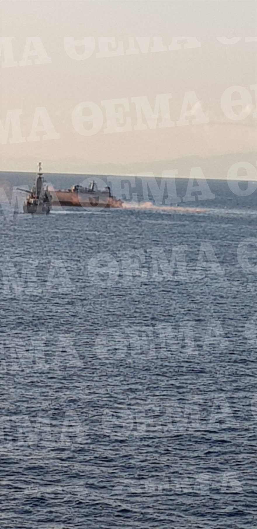 Φωτος: Βυθίζεται το «Καλλιστώ» του Πολεμικού Ναυτικού στον Πειραιά - Πλοίο του έκοψε την πρύμνη - Φωτογραφία 5