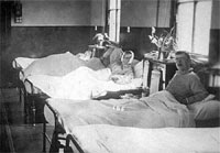 Η περίθαλψη των τραυματιών και ασθενών το 1940. Το πλωτό νοσοκομείο. Οι Νοσηλεύτριες Ερυθροσταυρίτισσες - Φωτογραφία 4