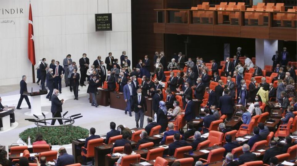 «Πυρ ομαδόν» της τουρκικής βουλής κατά Μακρόν: Είναι ασεβής, επικίνδυνος και οι Δυτικοί τον στηρίζουν! - Φωτογραφία 1