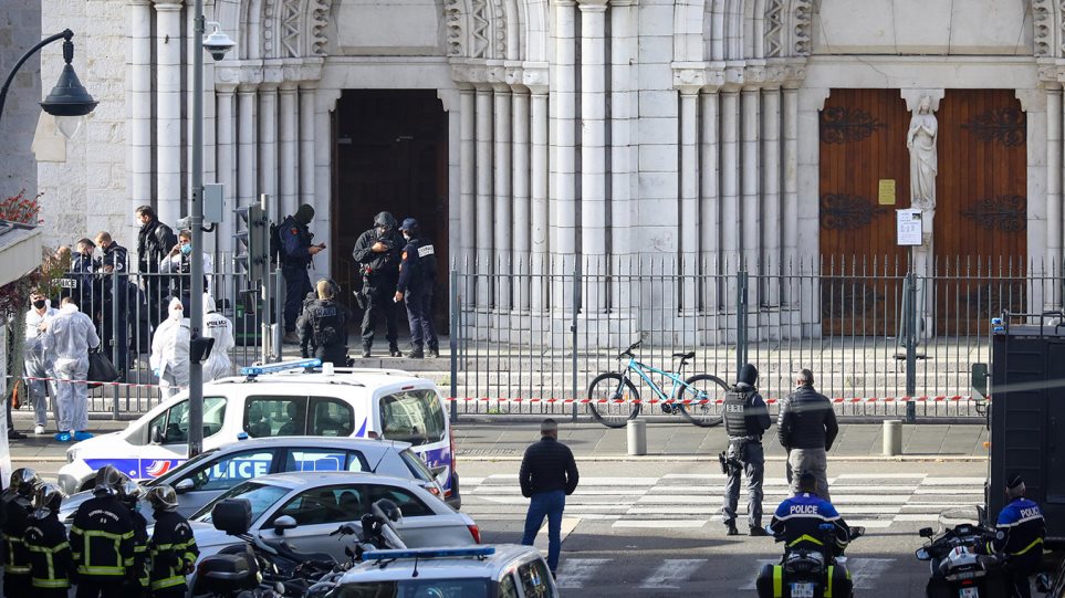 Τρομοκρατική επίθεση στη Νίκαια της Γαλλίας: Αποκεφαλίστηκε γυναίκα - Τρεις νεκροί - Φωτογραφία 1
