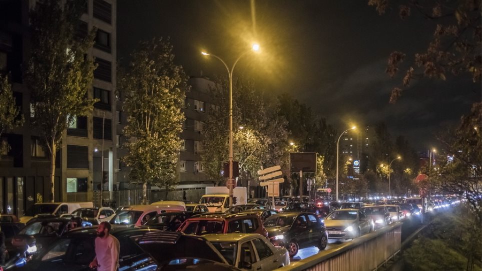 Ρεκόρ μποτιλιαρίσματος στο Παρίσι λόγω μαζικής εξόδου των πολιτών πριν το lockdown - Φωτογραφία 1