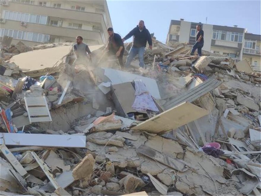Σεισμός στην Τουρκία: καταρρέουν κτήρια στη Σμύρνη - Φωτογραφία 3