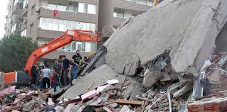 Σμύρνη: Μάχη με το χρόνο για να ανασύρουν τους εγκλωβισμένους από τον μεγάλο σεισμό - Φωτογραφία 1