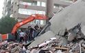 Σμύρνη: Μάχη με το χρόνο για να ανασύρουν τους εγκλωβισμένους από τον μεγάλο σεισμό