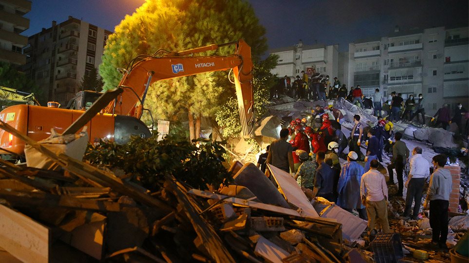 Σμύρνη: Μάχη με το χρόνο για να ανασύρουν τους εγκλωβισμένους από τον μεγάλο σεισμό - Φωτογραφία 1