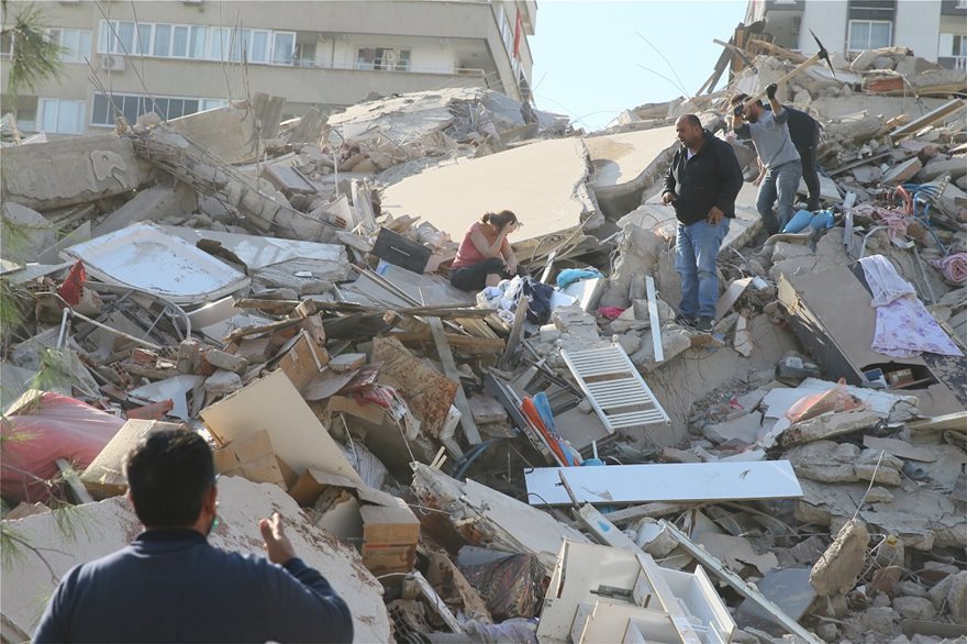 Σμύρνη: Μάχη με το χρόνο για να ανασύρουν τους εγκλωβισμένους από τον μεγάλο σεισμό - Φωτογραφία 10
