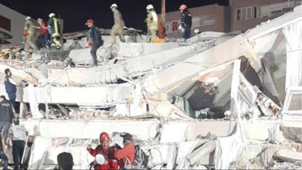 Σμύρνη: Μάχη με το χρόνο για να ανασύρουν τους εγκλωβισμένους από τον μεγάλο σεισμό - Φωτογραφία 2