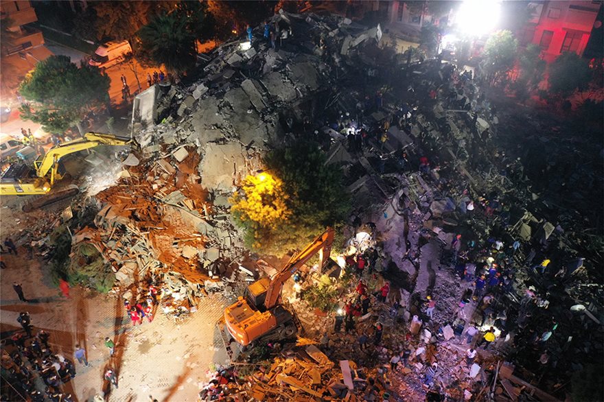 Σμύρνη: Μάχη με το χρόνο για να ανασύρουν τους εγκλωβισμένους από τον μεγάλο σεισμό - Φωτογραφία 3