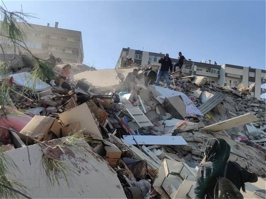 Σμύρνη: Μάχη με το χρόνο για να ανασύρουν τους εγκλωβισμένους από τον μεγάλο σεισμό - Φωτογραφία 7