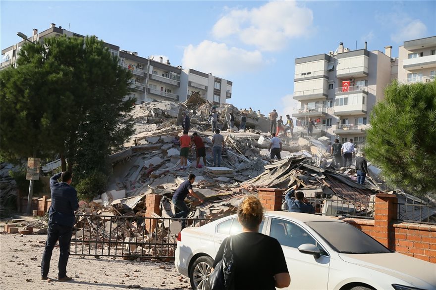 Σμύρνη: Μάχη με το χρόνο για να ανασύρουν τους εγκλωβισμένους από τον μεγάλο σεισμό - Φωτογραφία 9