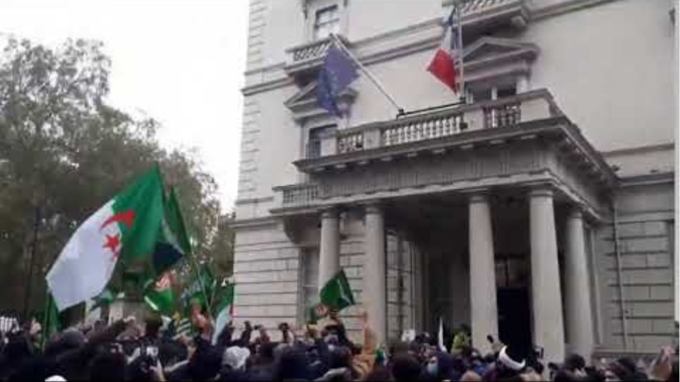Βρετανία: Συγκέντρωση με συλλήψεις έξω από τη γαλλική πρεσβεία κατά του Μακρόν - Φωτογραφία 3
