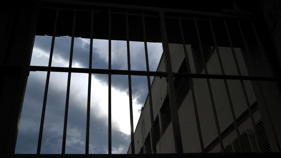 Λάρισα: Αυτοπυρπολήθηκε κρατούμενος - Φωτογραφία 1