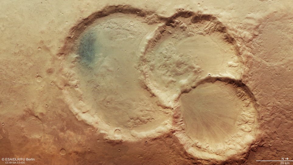 Άρης: Βρέθηκε σπάνιος τριπλός κρατήρας - Δείτε φωτογραφία - Φωτογραφία 1