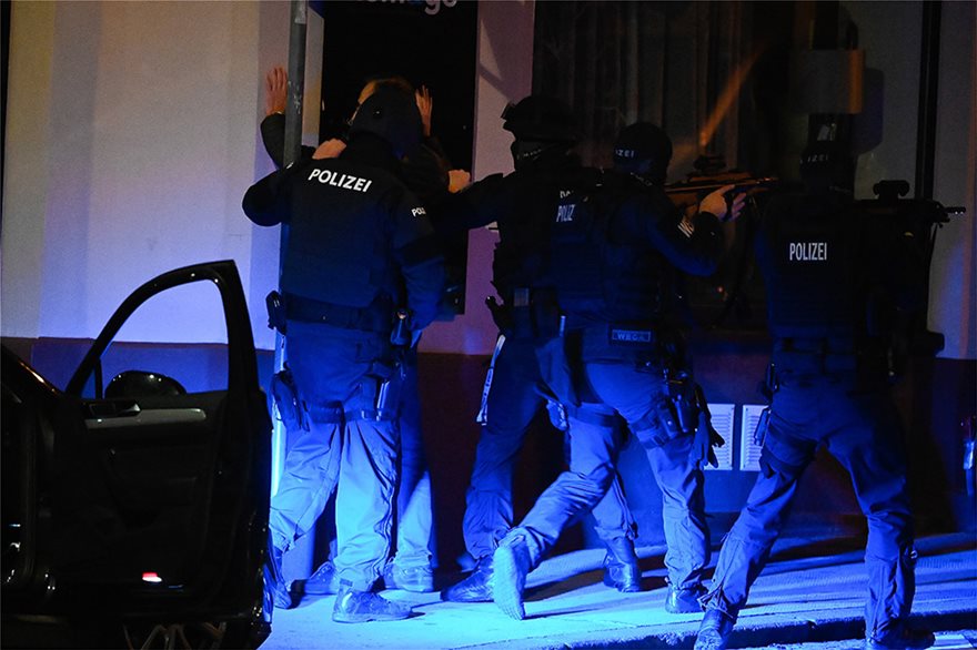 Βιέννη: Επίθεση σε συναγωγή και σε άλλα σημεία - Πληροφορίες για 7 νεκρούς και πολλούς τραυματίες - Φωτογραφία 2