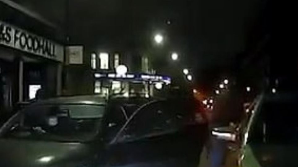 Λονδίνο: Μαχαίρια και συγκρούσεις αυτοκινήτων στη μέση του δρόμου - Φωτογραφία 1