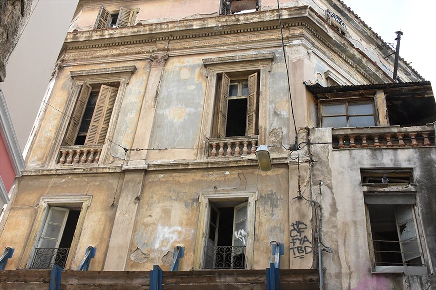 Αυτοψία στα εγκαταλελειμμένα ακίνητα της Αθήνας: Κίνδυνος κατάρρευσης για εκατοντάδες κτήρια - Φωτογραφία 16