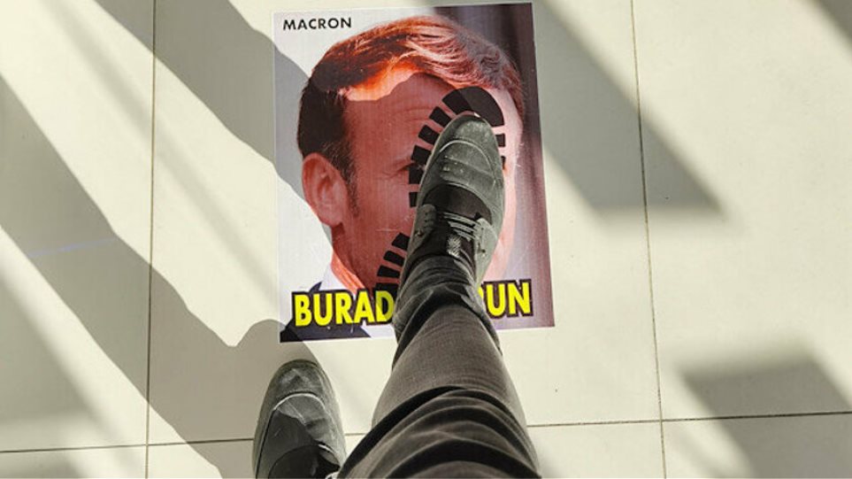 Τουρκία: Πατάνε πάνω στο «πρόσωπο» του Μακρόν - φωτος - Φωτογραφία 1