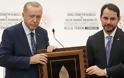 Πώς φτάσαμε τα «μαλλιοτραβήγματα» του γαμπρού του Ερντογάν με τον νέο διοικητή της Κεντρικής Τράπεζας της Τουρκίας