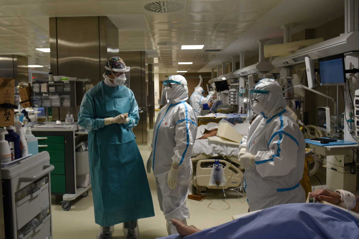 Αυτοί είναι οι δικοί μας ήρωες! Το Reuters στην ΜΕΘ covid του νοσοκομείου Παπανικολάου – Συγκλονιστικές εικόνες - Φωτογραφία 5