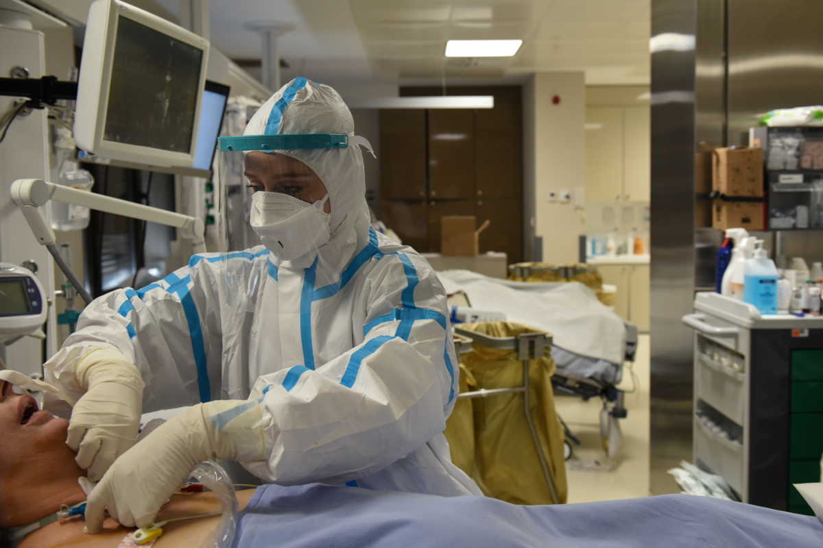 Αυτοί είναι οι δικοί μας ήρωες! Το Reuters στην ΜΕΘ covid του νοσοκομείου Παπανικολάου – Συγκλονιστικές εικόνες - Φωτογραφία 6